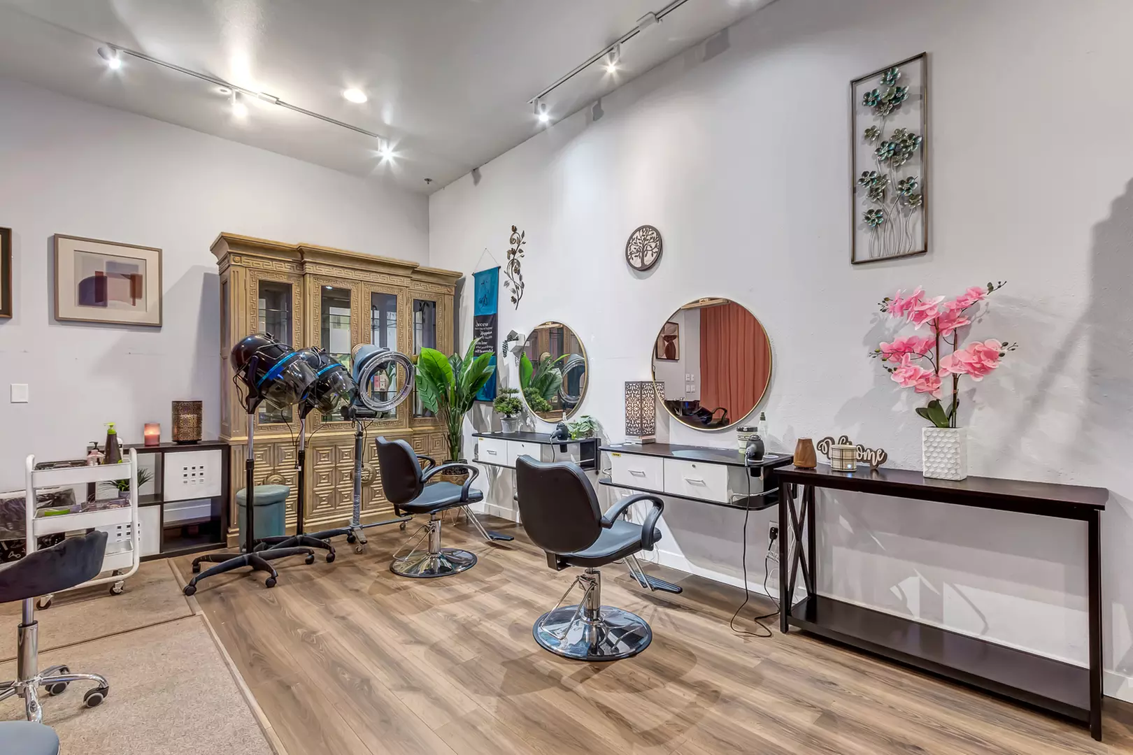 Stylish Haircuts, Dyeing & Perms for Short & Long Hair