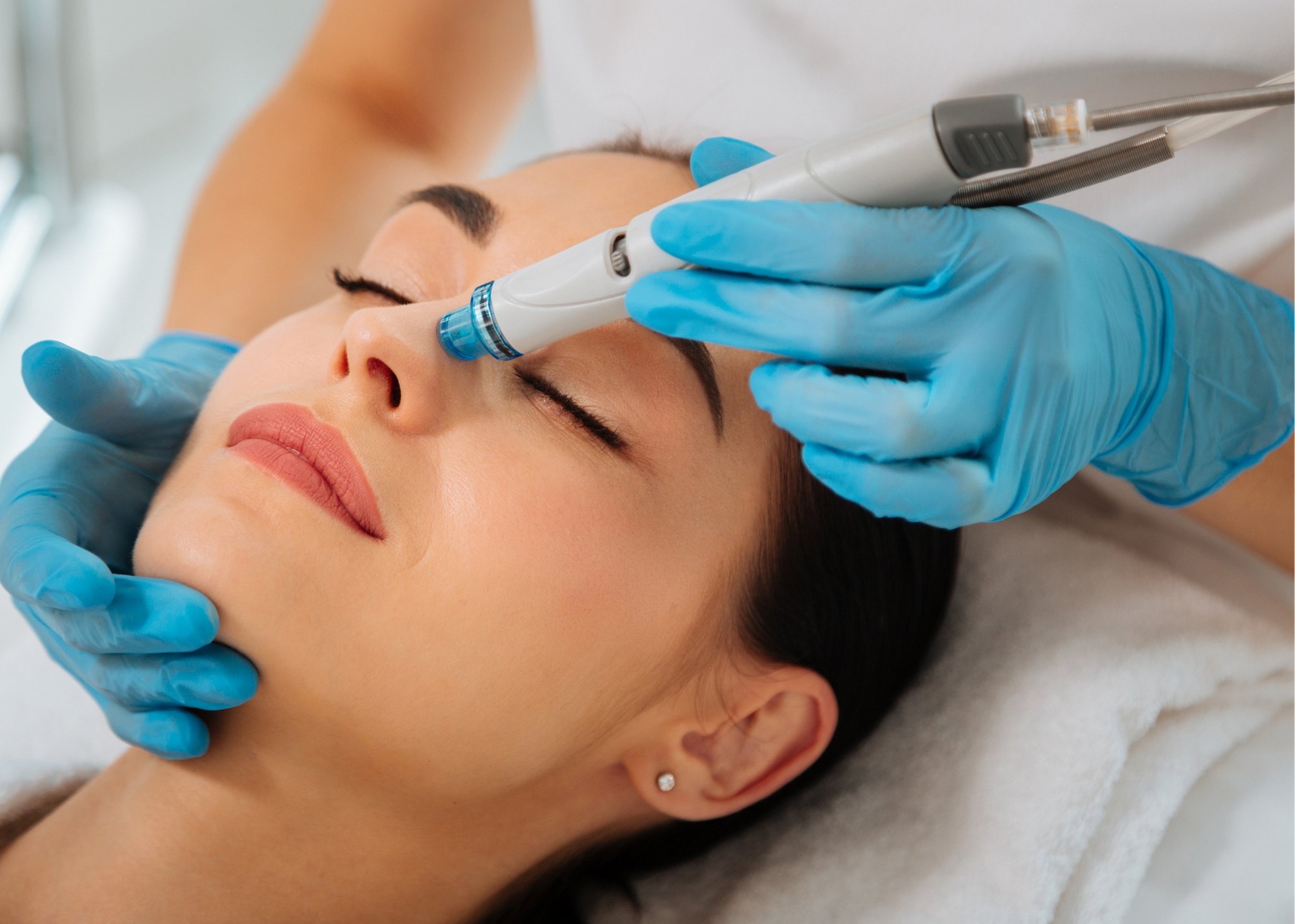Discover Hollywood Glow Hydrafacial sessions at Skinovatio Medical Spa - Barrington, offering up to 28% off.