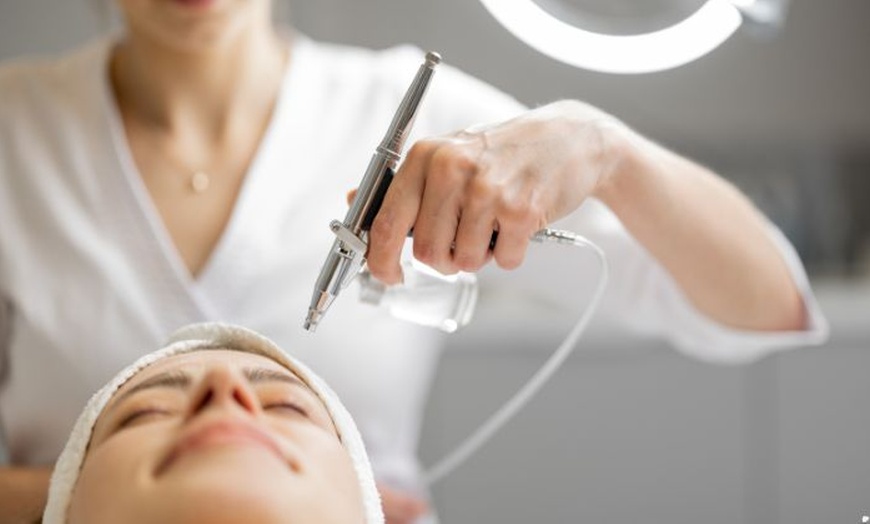 Image 2: Experience the Magic of Luxury Hydra Facial with a 6-Step Deep Cleanse