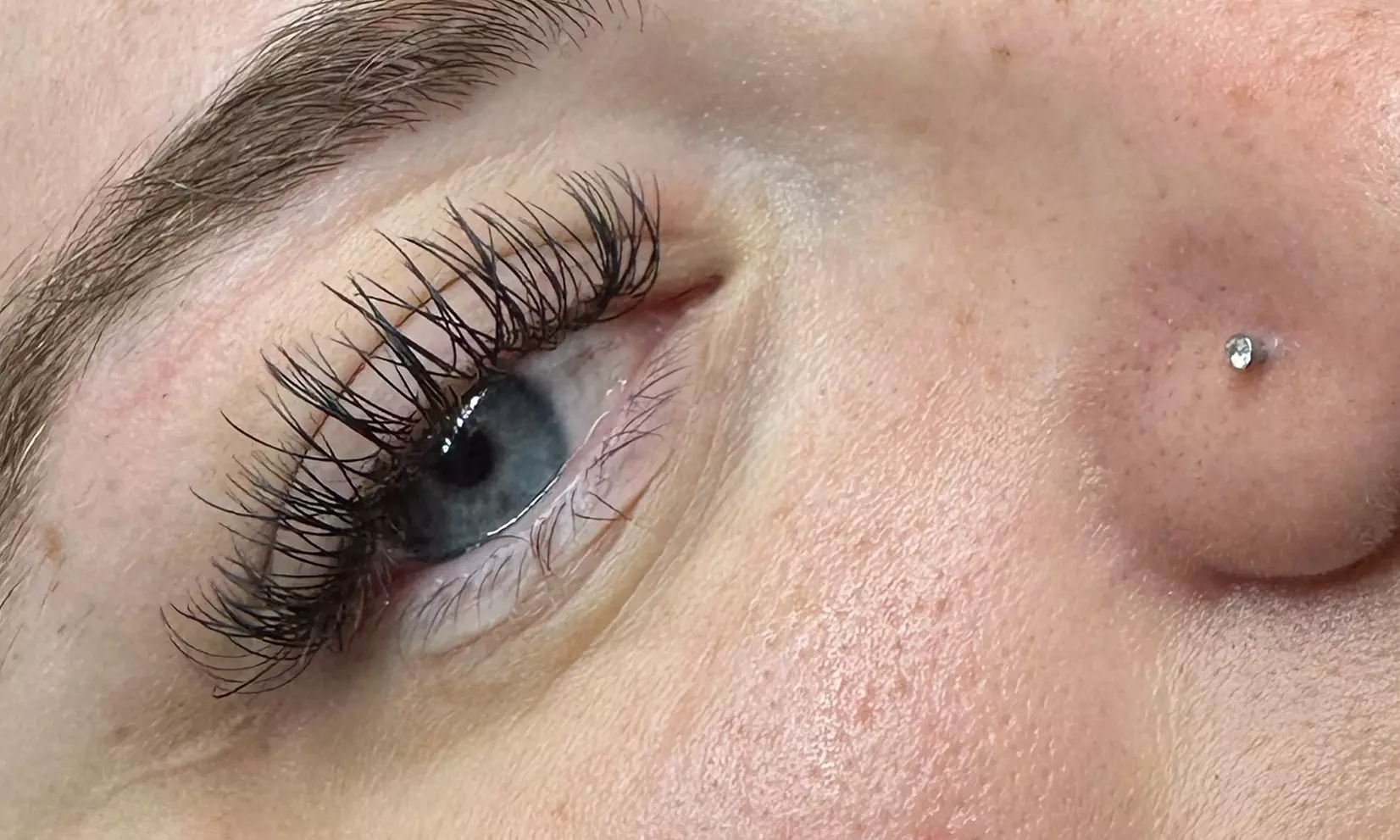 Elevate your beauty at Tlv Aesthetics with Classic, Hybrid, or Volume Eyelash Extensions, all with up to 49% off - Second Medium