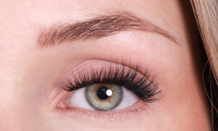 Image 1: Pose flash faux cils longue durée à l'Intitut Lisa Mendes