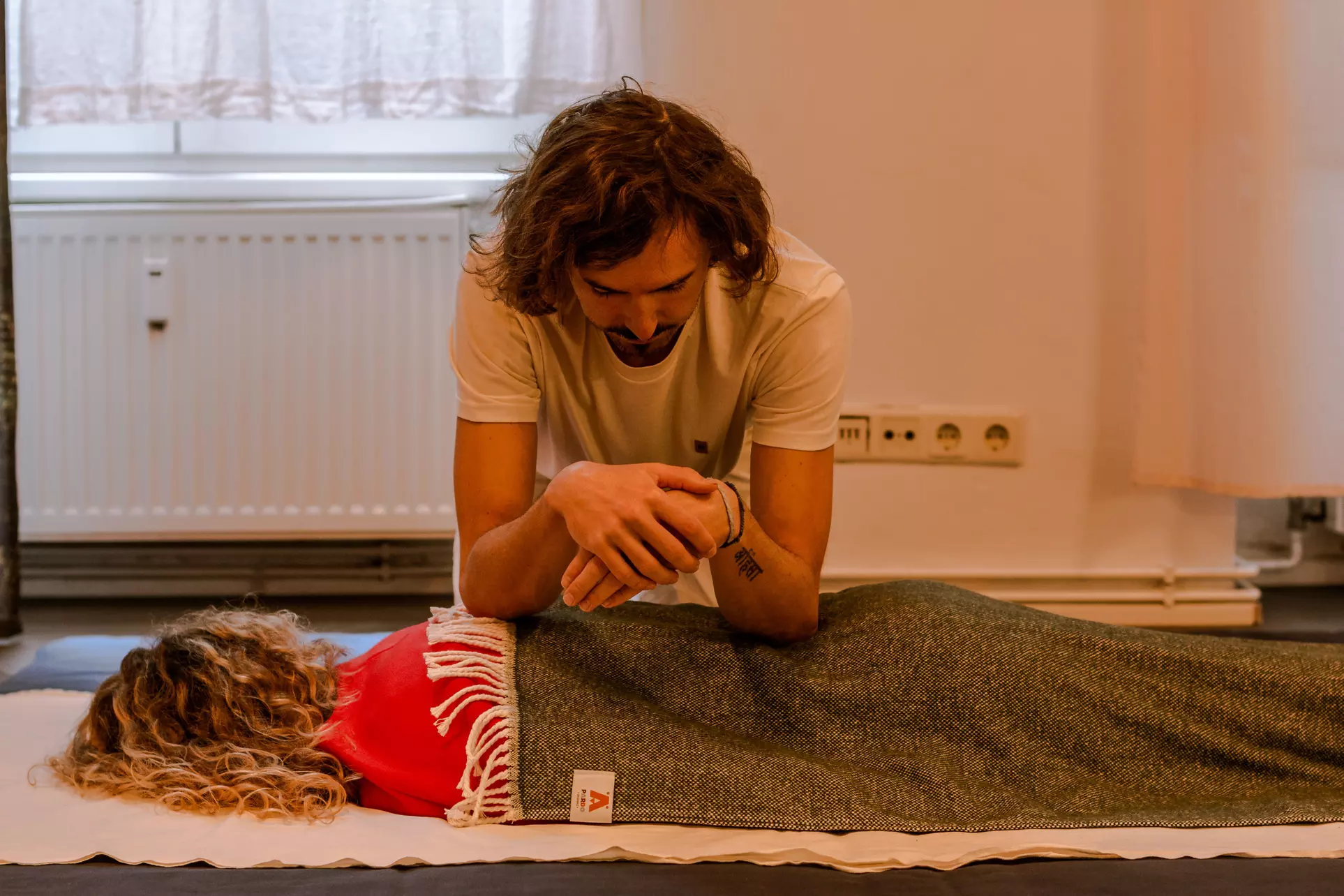 60 Min. Ganzkörper Massage für 1 Person: Zen Shiatsu, Rückenmassage oder Entspannung (bis zu 25% sparen) - Second Medium