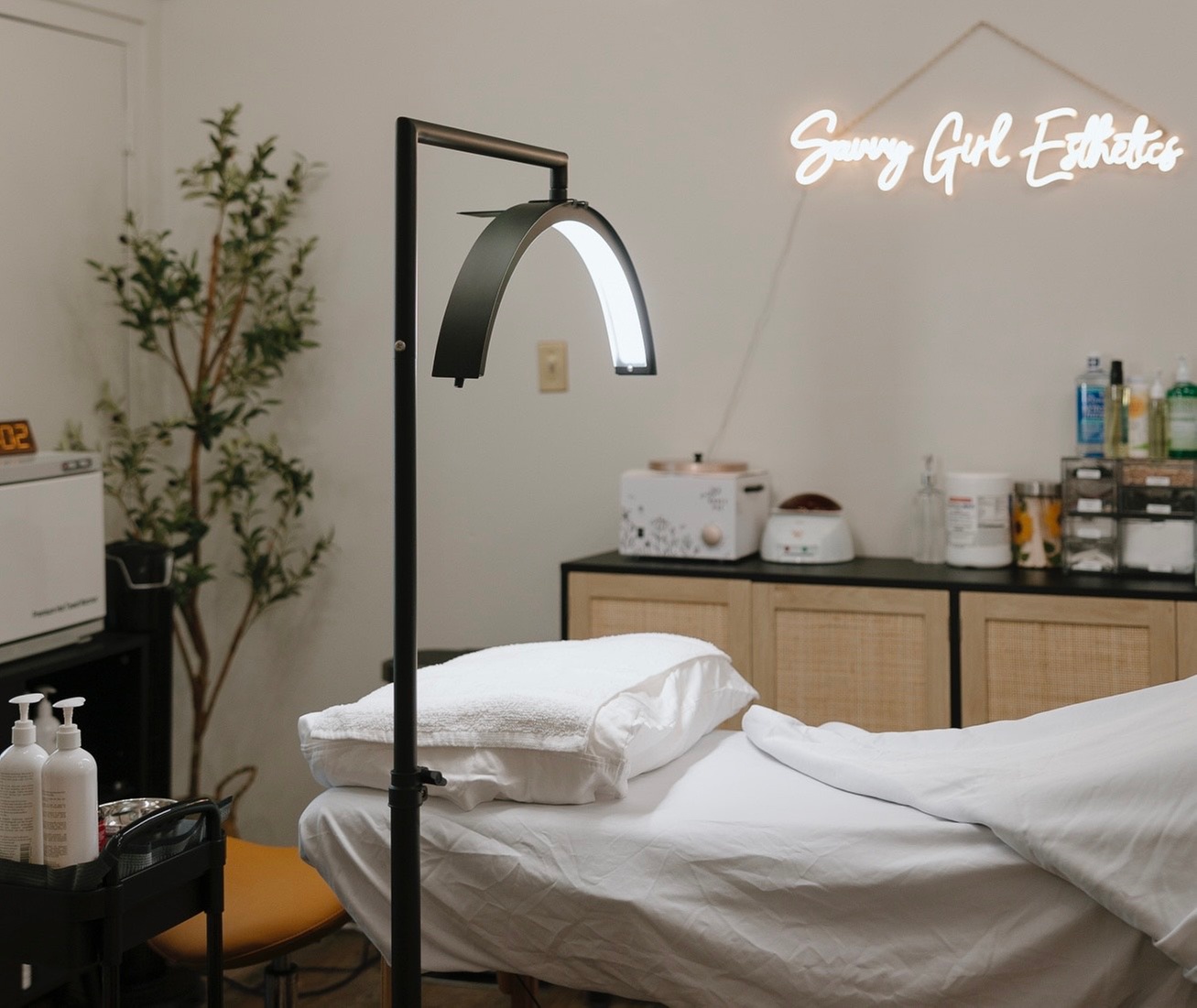 Relax with a Spa/Custom Facial Including Massage & Finishing Touches!