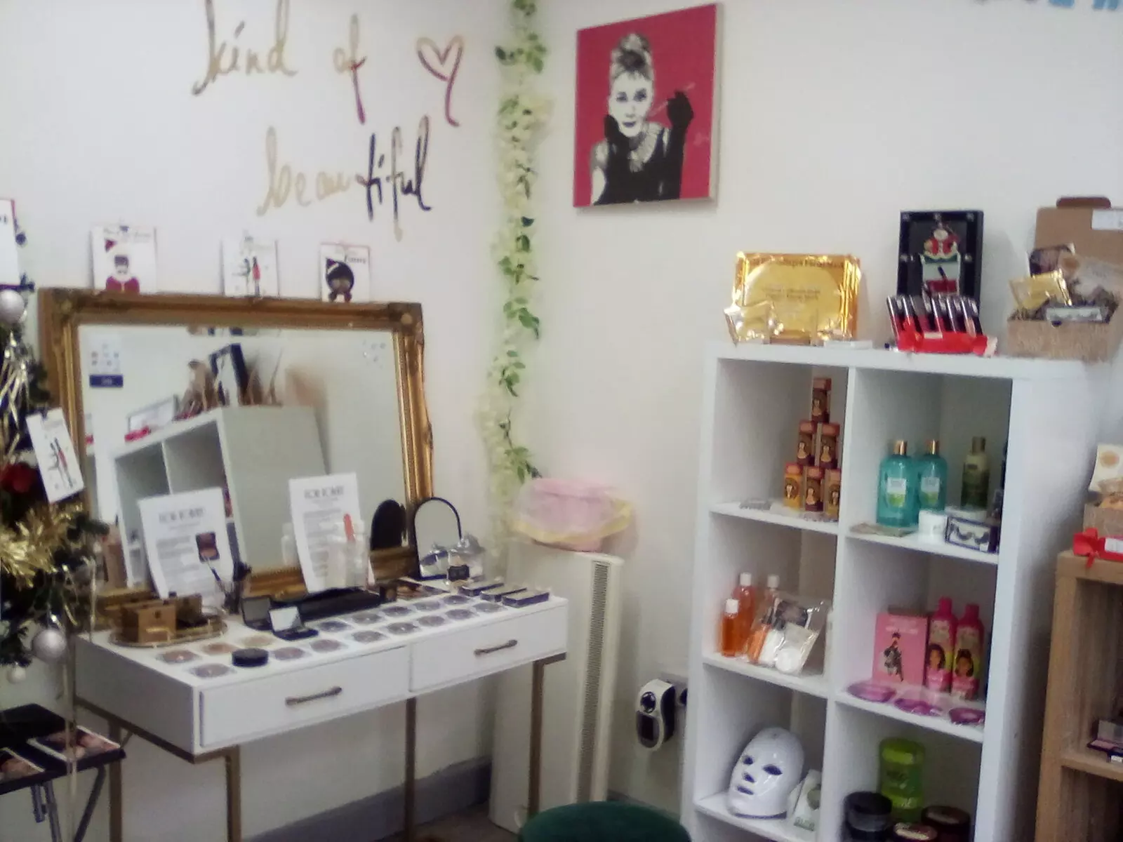 Tag Queen Lashes, Foundation Colour Match, or Clip-in Extension