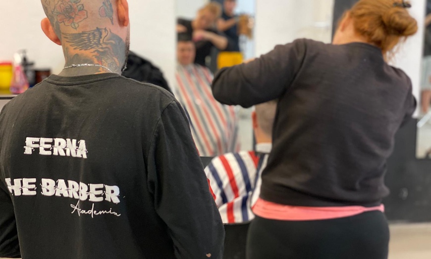 Image 1: Hasta 44% de dto. en Curso académico en ACADEMIA FERNA THE BARBER