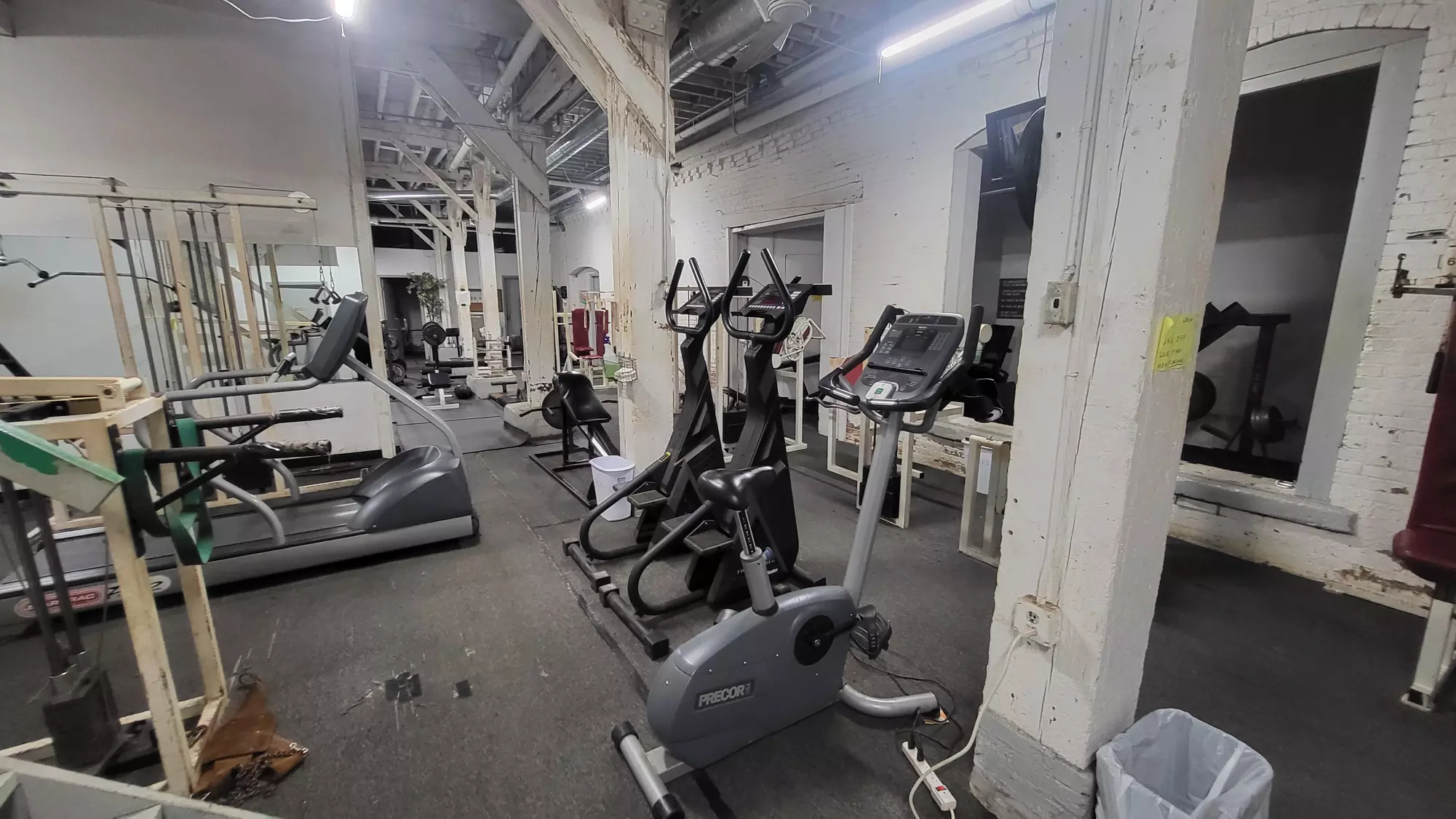 24/7 Gym Access & Modern Equipment for Achieving Fitness Goals