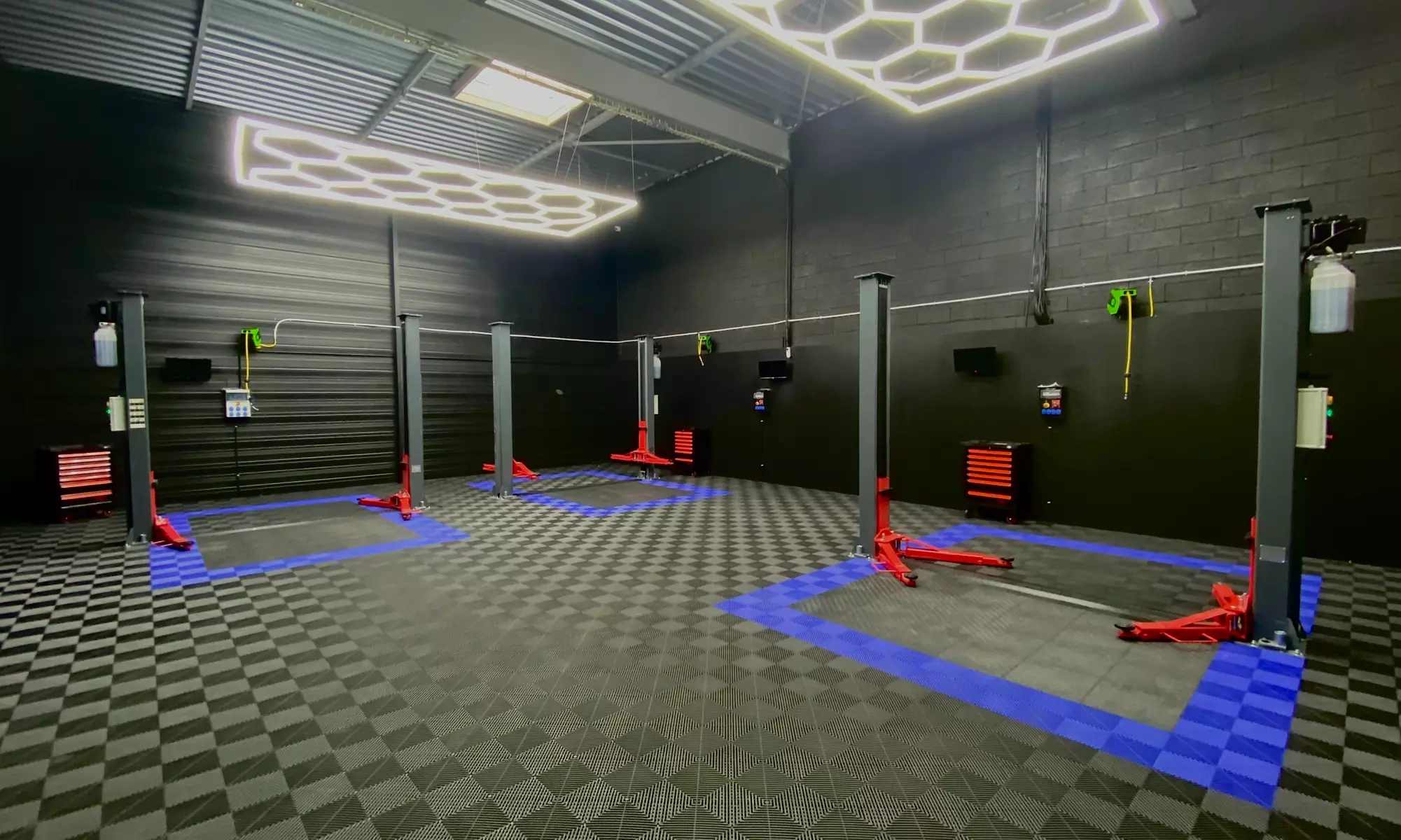 Jusqu'à 41% de remise sur Entretien et réparation de voitures de collection chez Meca World SELF GARAGE 91