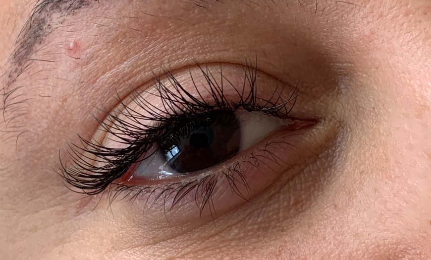 Image 5: Up to 50% Off on Eyelash Extensions at QueenVLashesUK