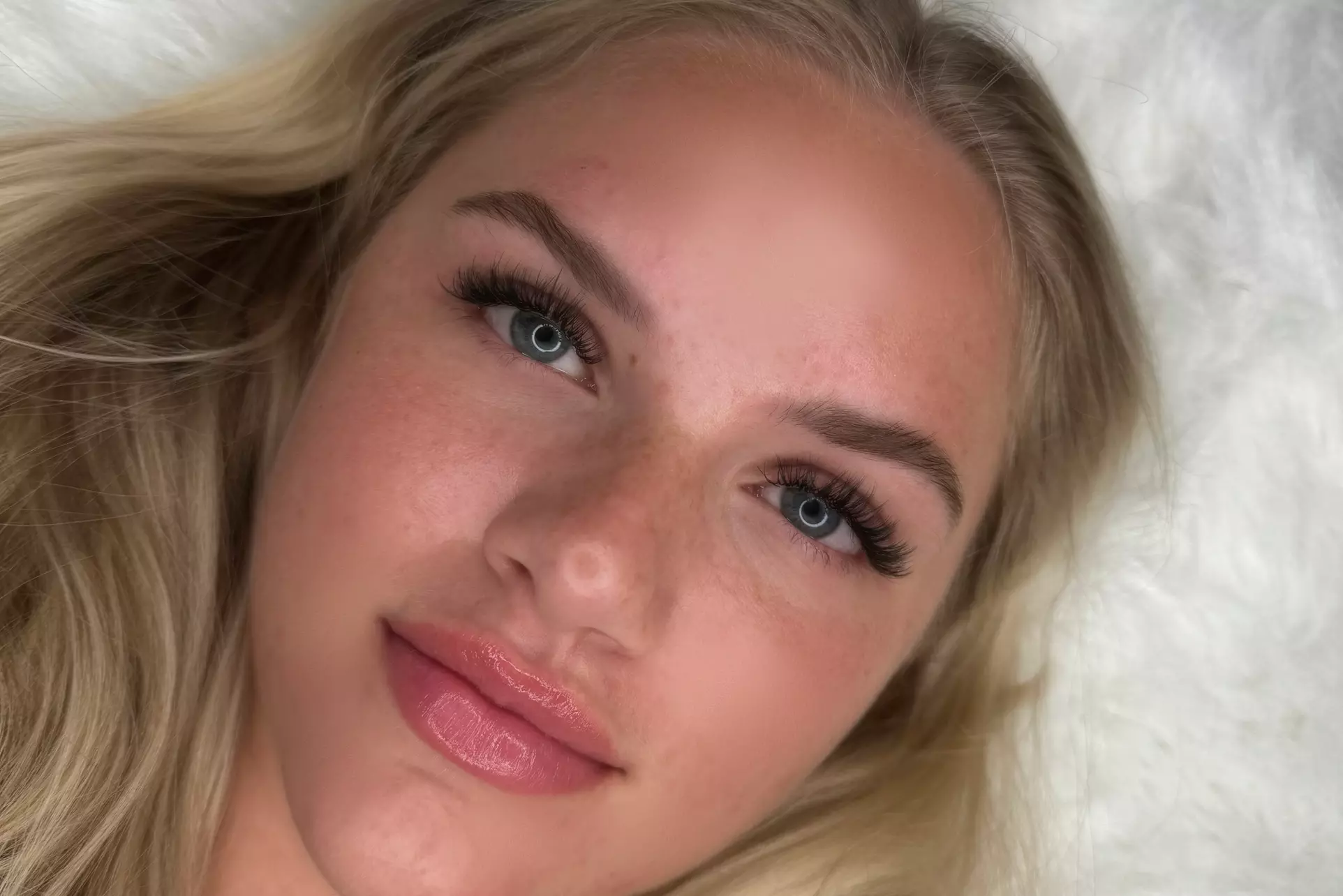 Enhance Your Look with Classic, Hybrid, or Volume Lashes