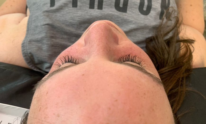 Image 3: Achieve Beautiful Lashes and Enhance Your Look!