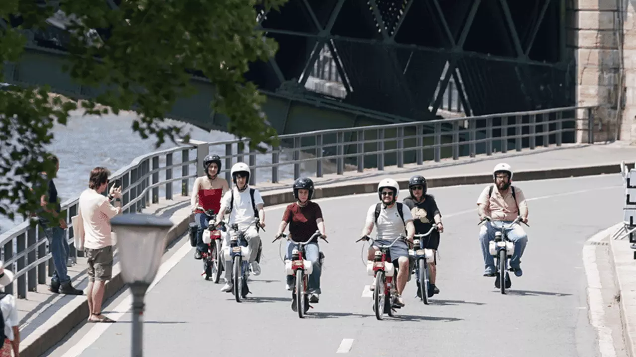 Visite guidée en Solex à Paris de la rive droite ou gauche de 3h (jusqu'à 56% de réduction)