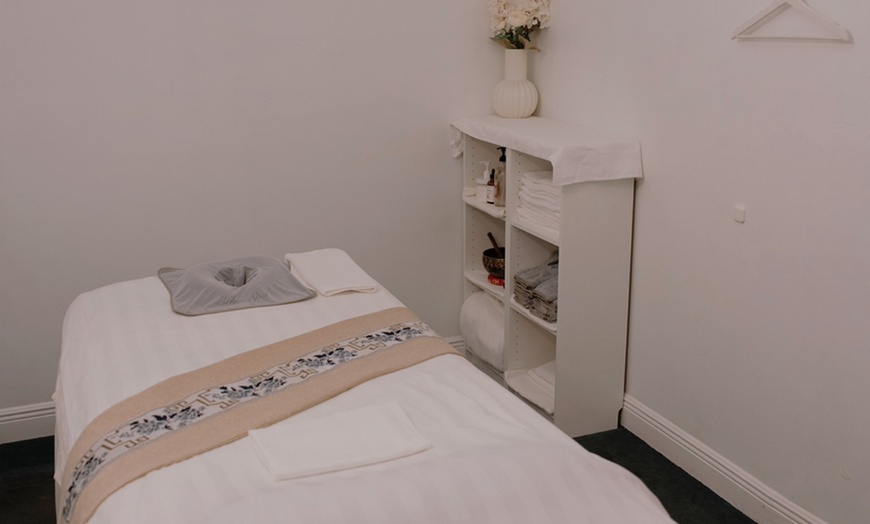Image 3: 30-Min Full Body Massage w/Aromatherapy, Hot Stones, Hot Towel, & More