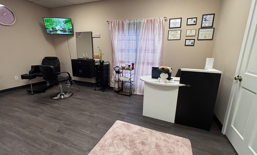 Image 4: Swedish Massage with Aromatherapy & Hot Stones