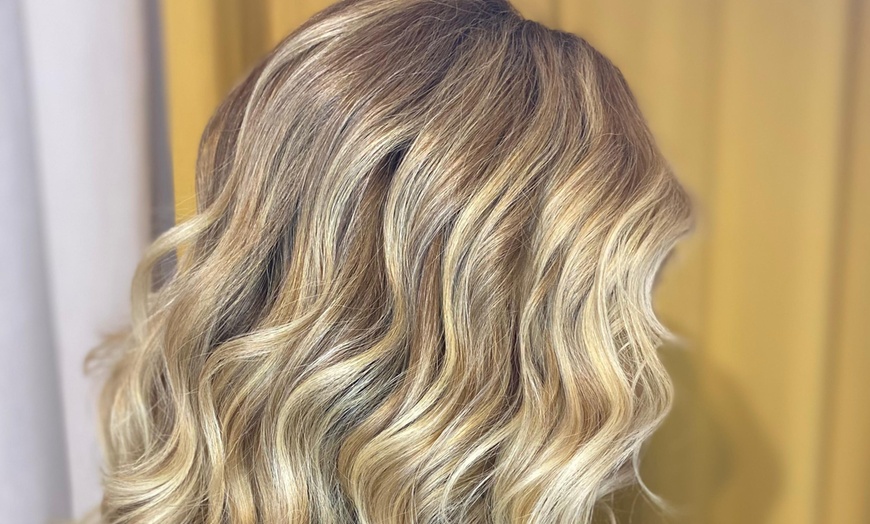 Image 9: Retoque de mechas o balayage con diagnóstico y tratamiento capilar