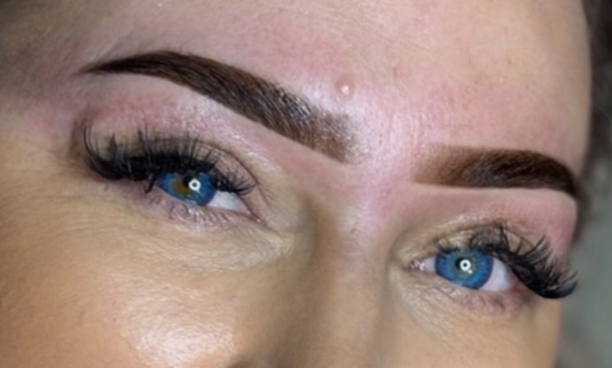 Image 4: Wenkbrauwen zijn dé blikvanger van je gezicht, dus laat ze stralen