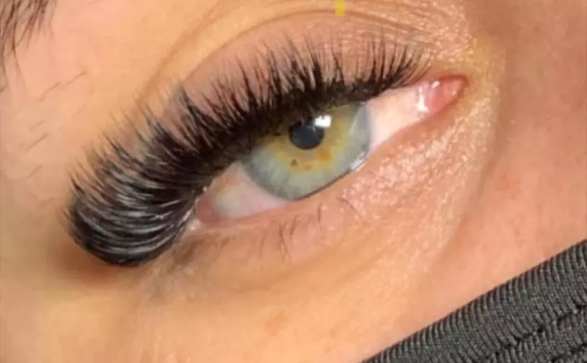 At Sassy Lash, enjoy body contouring, eyelash extensions & spray tanning up to 50% off for a stunning transformation. - Primary Image