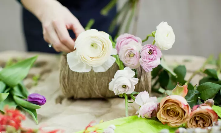 Create Stunning Bouquets with Seasonal Flowers Arranging Class