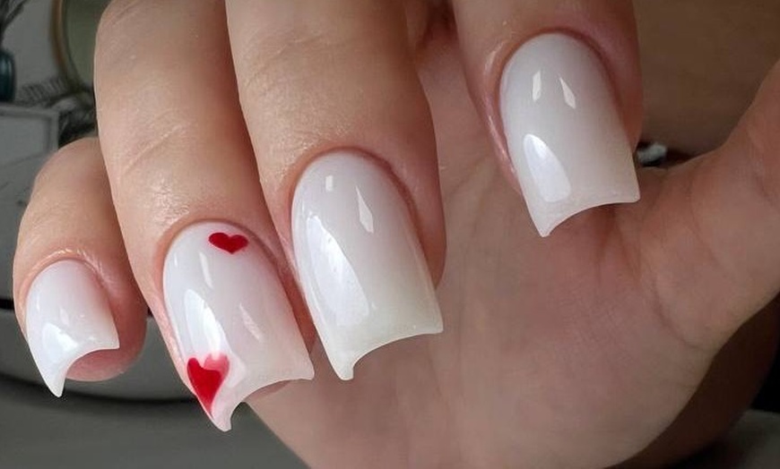 Image 2: Manicure hybrydowy: pielęgnacja i efektowne wykończenie