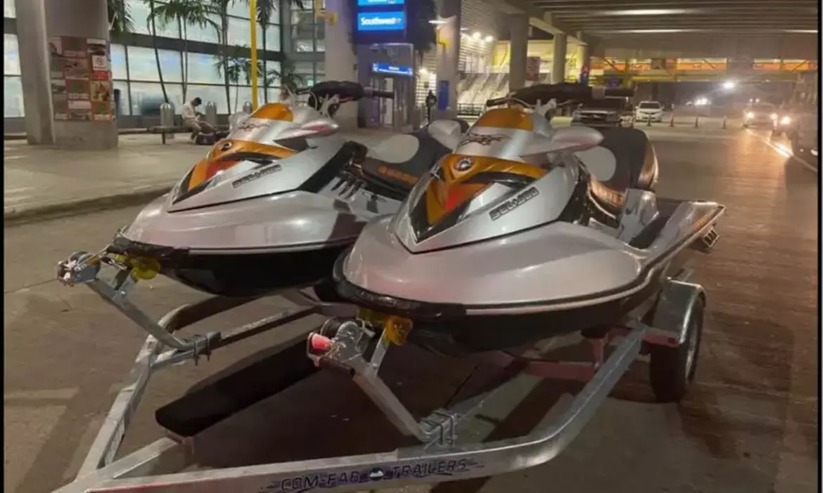 Enjoy thrilling jet ski rentals and pontoon rides with Easy Yachts at Lake Lanier, offering up to 40% off. - Primary Image