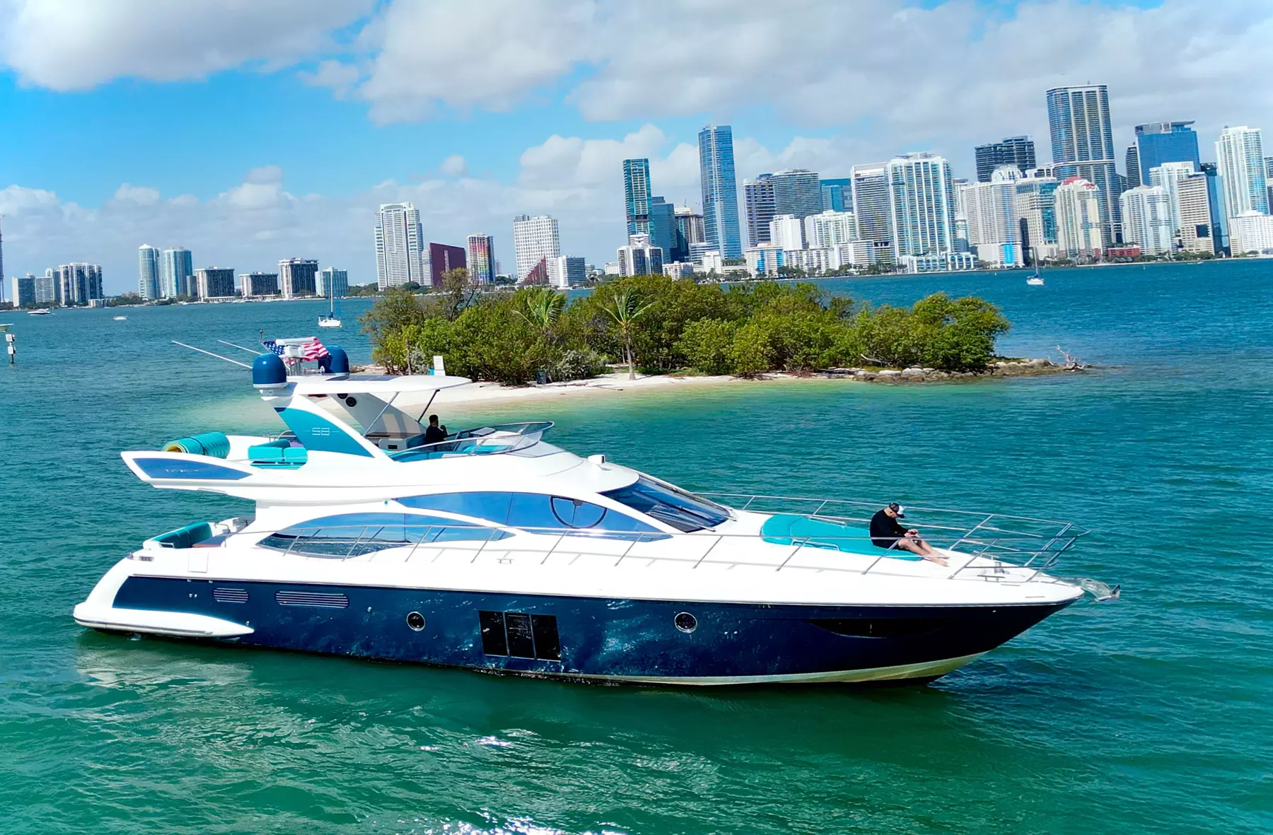 Powerboat Rental: Enjoy Miami's Stunning Coastline in Style