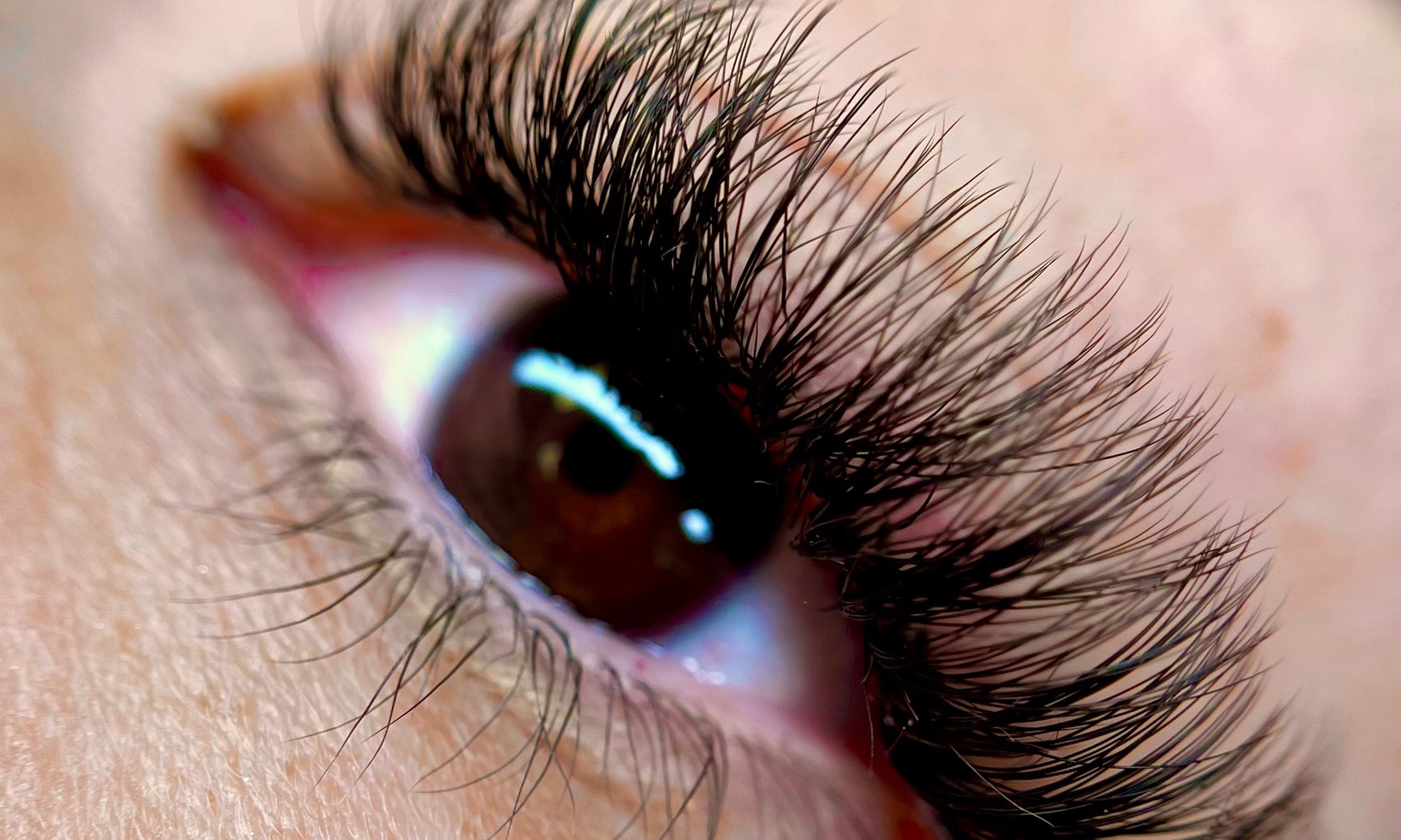 Get Stunning Lashes with Full Classic, Hybrid or Volume Sets