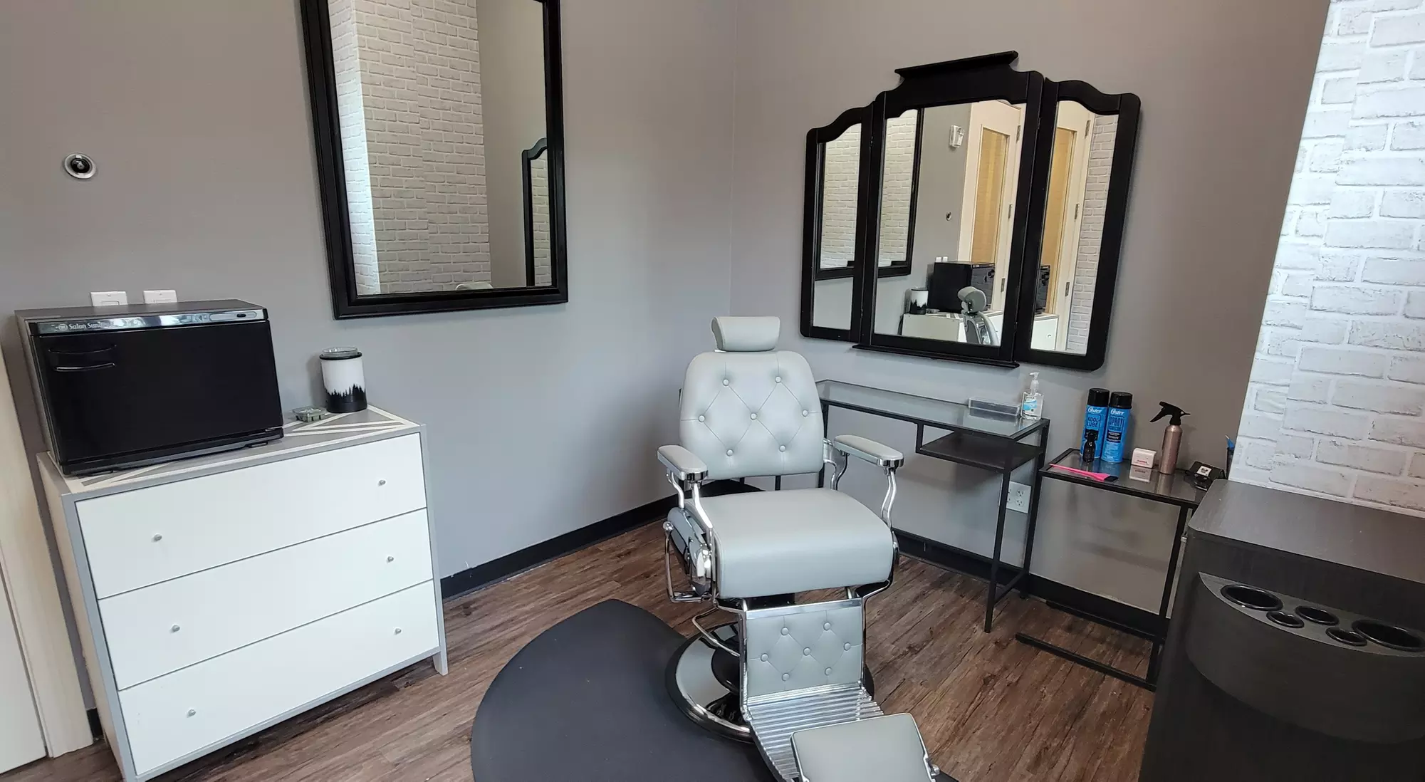 Up to 40% Off on Salon - Men's Haircut / Barber at The Sammamish Barber - Second Medium