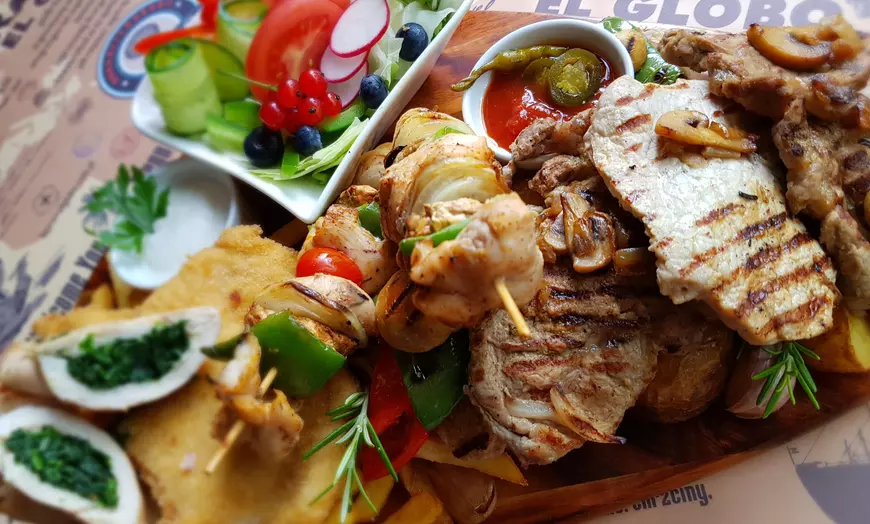 Image 1: Sycąca uczta z lampką wina w El Globo Restaurant & Pub (do 49% zniżki)