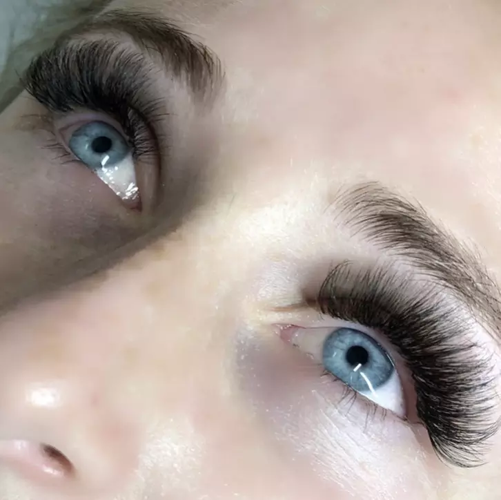 Transform Your Look with Classic, Hybrid, or Volume Eyelashes