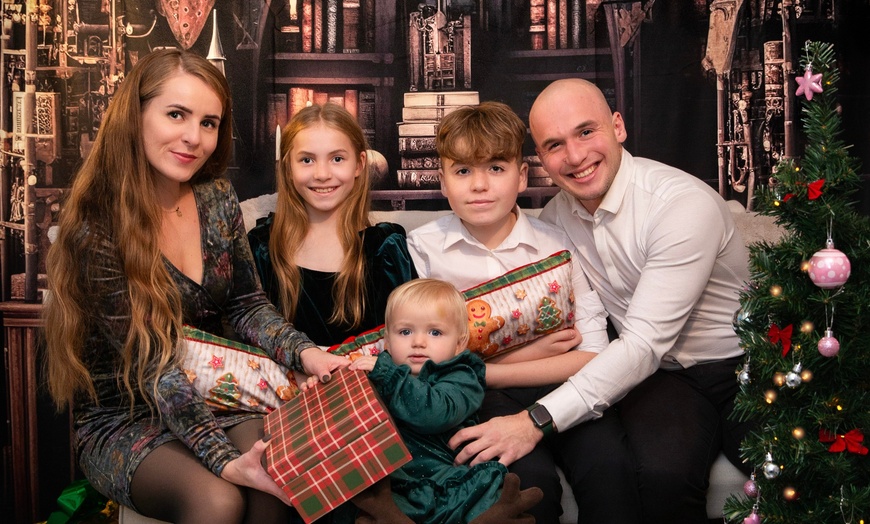 Image 4: Capture Festive Moments: Christmas Package for Family Photoshoot