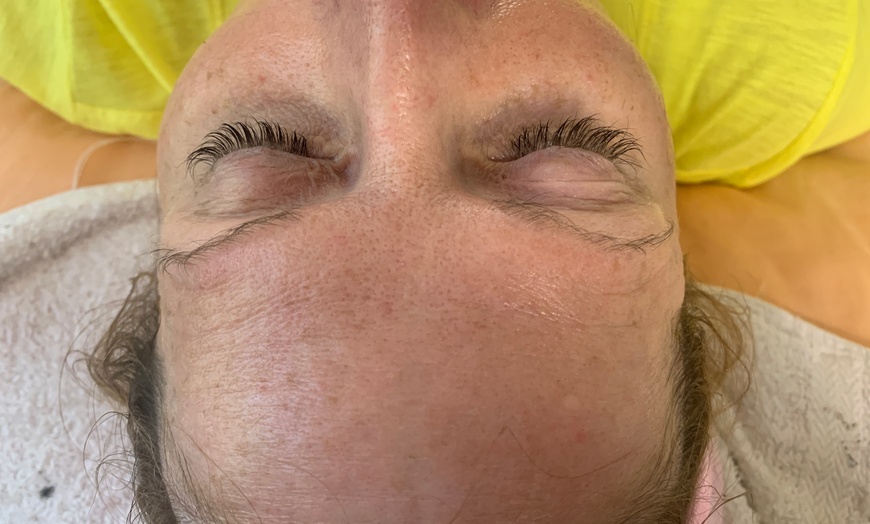 Image 2: Achieve Beautiful Lashes and Enhance Your Look!