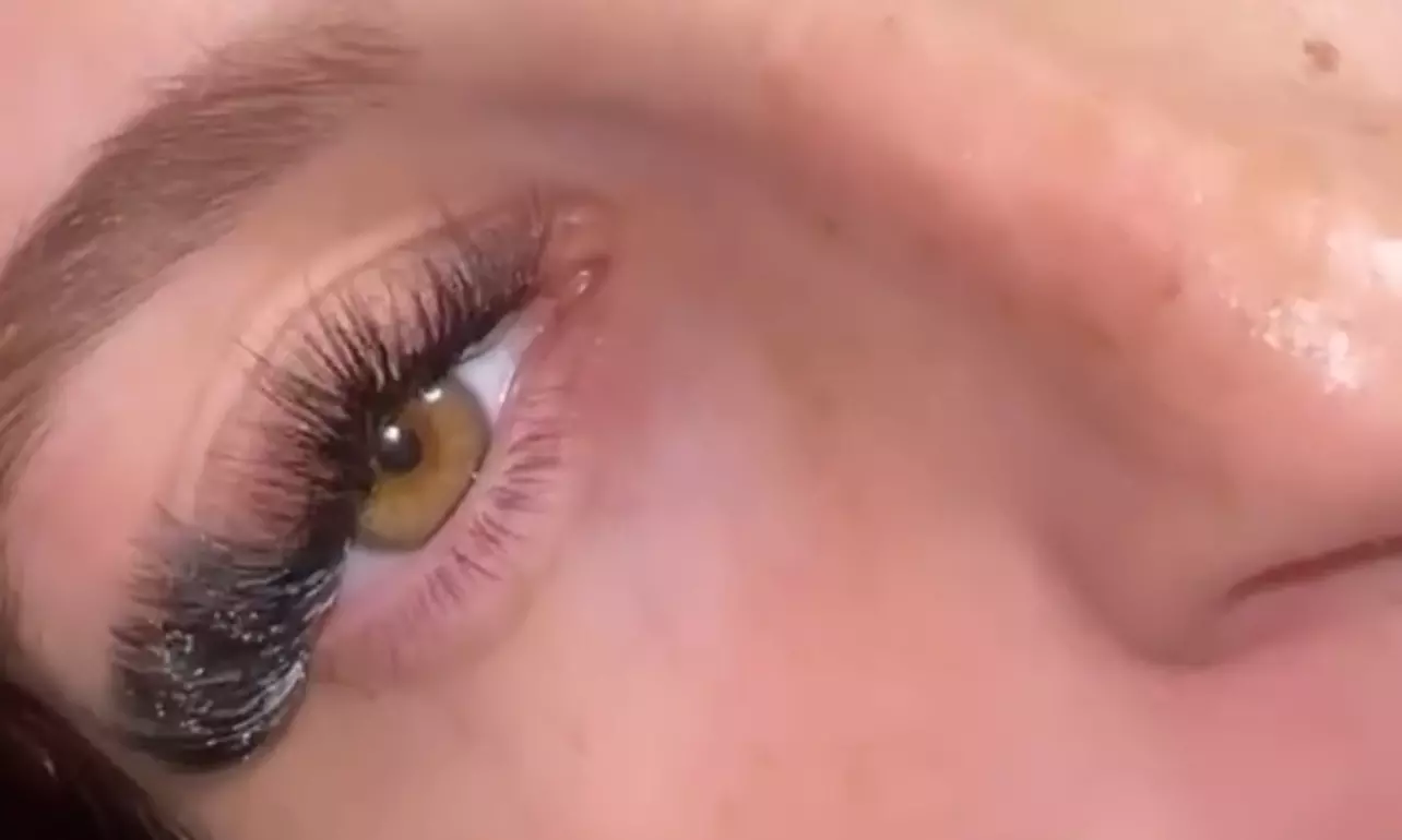 Get a full set of eyelash extensions for a new look