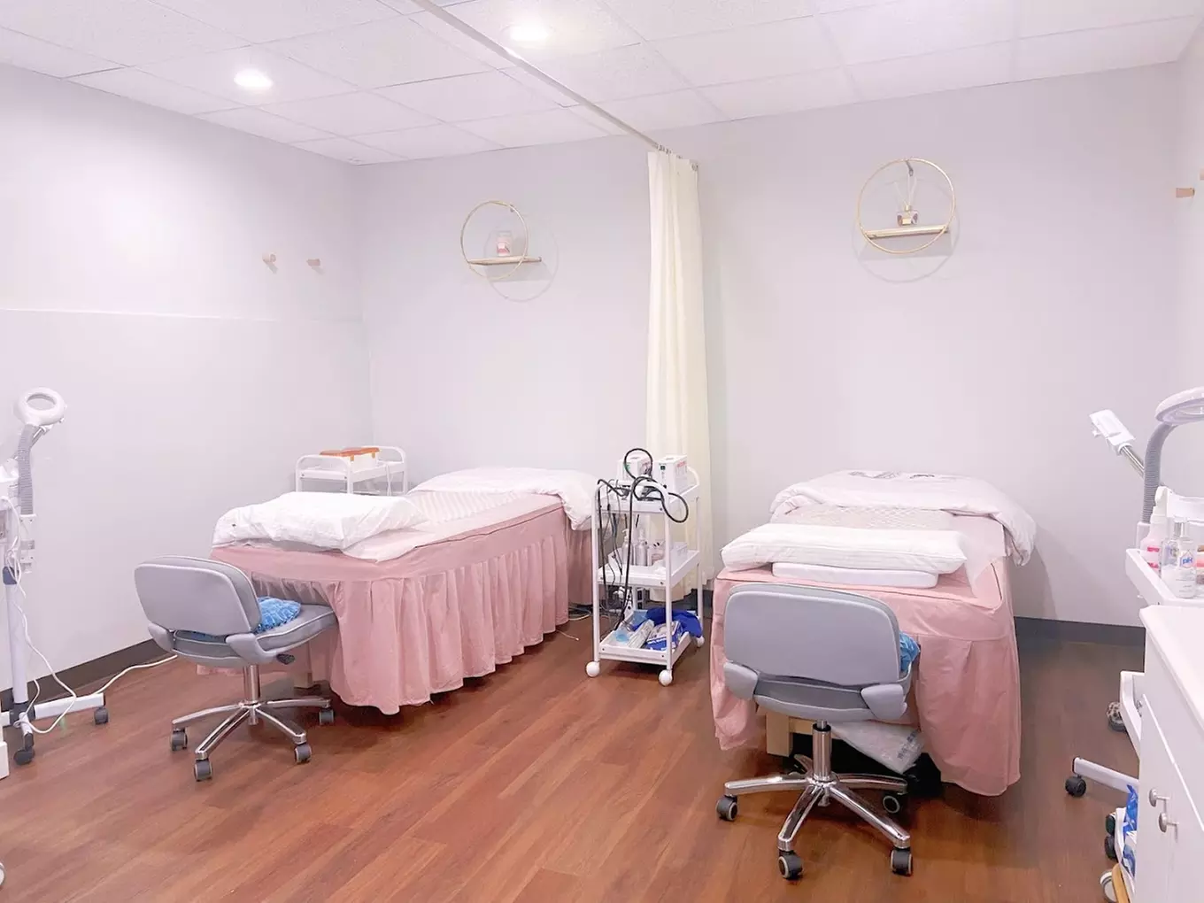 Elevate Your Beauty at Phila Beauty Spa with Up to 55% Off on Full Sets of Lash Extensions!'' - Primary Image