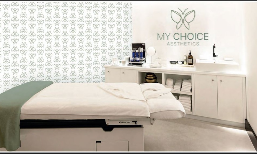 Image 2: Ultimate HIFU Experience: Face and Neck with RF