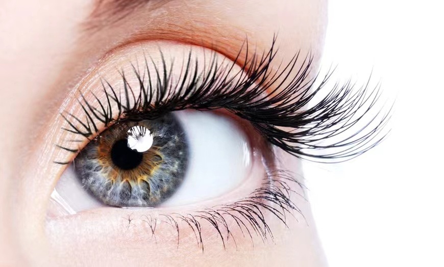 Natural Eyelash Extensions for a Stunning Look