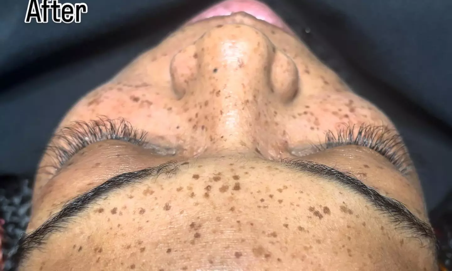 Transform Look: Full Set of Classic, Hybrid/Volume Eyelash Extensions