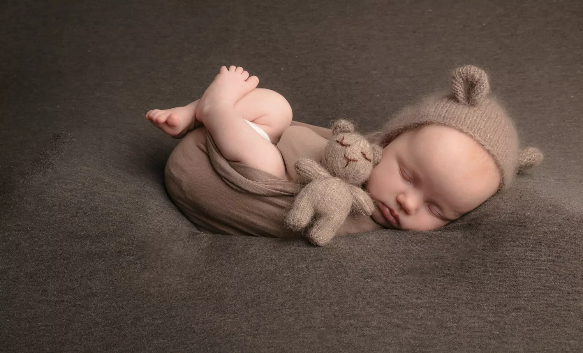 Newborn, Bump or Bump to Baby Photoshoot with 9x7 Framed Images