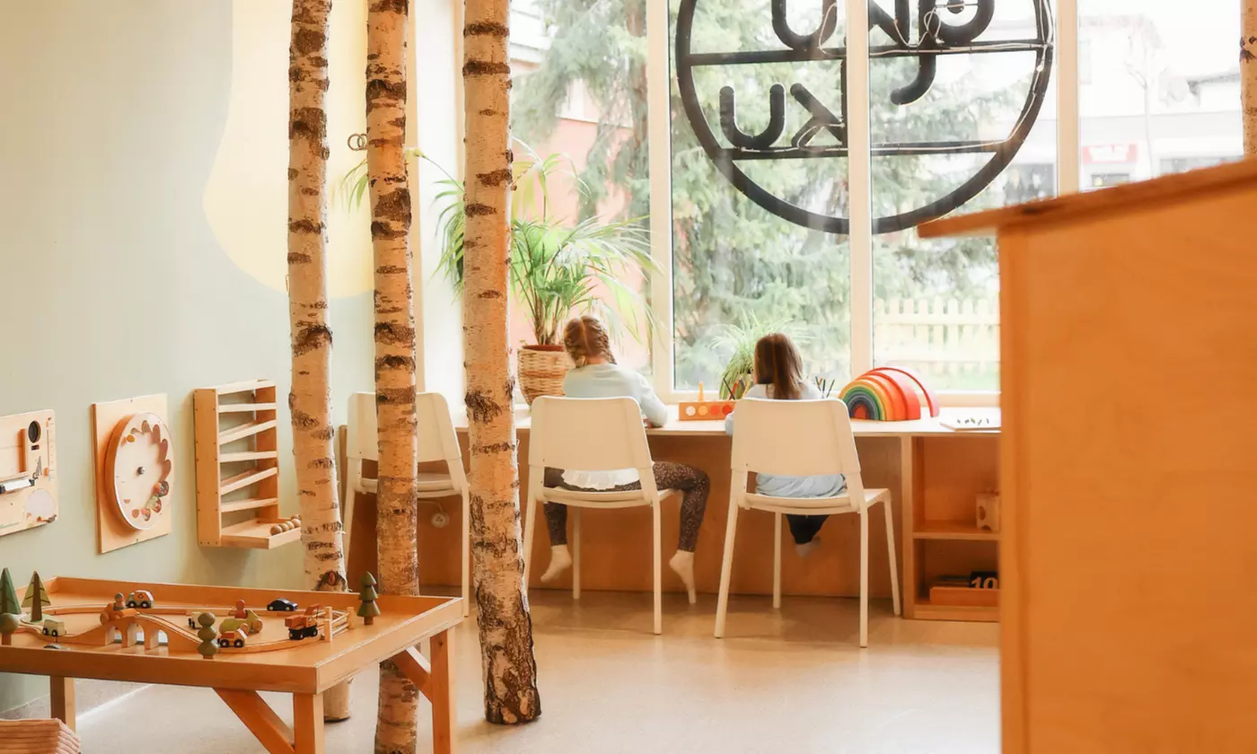 Wejście dla dzieci do drewnianej bawialni