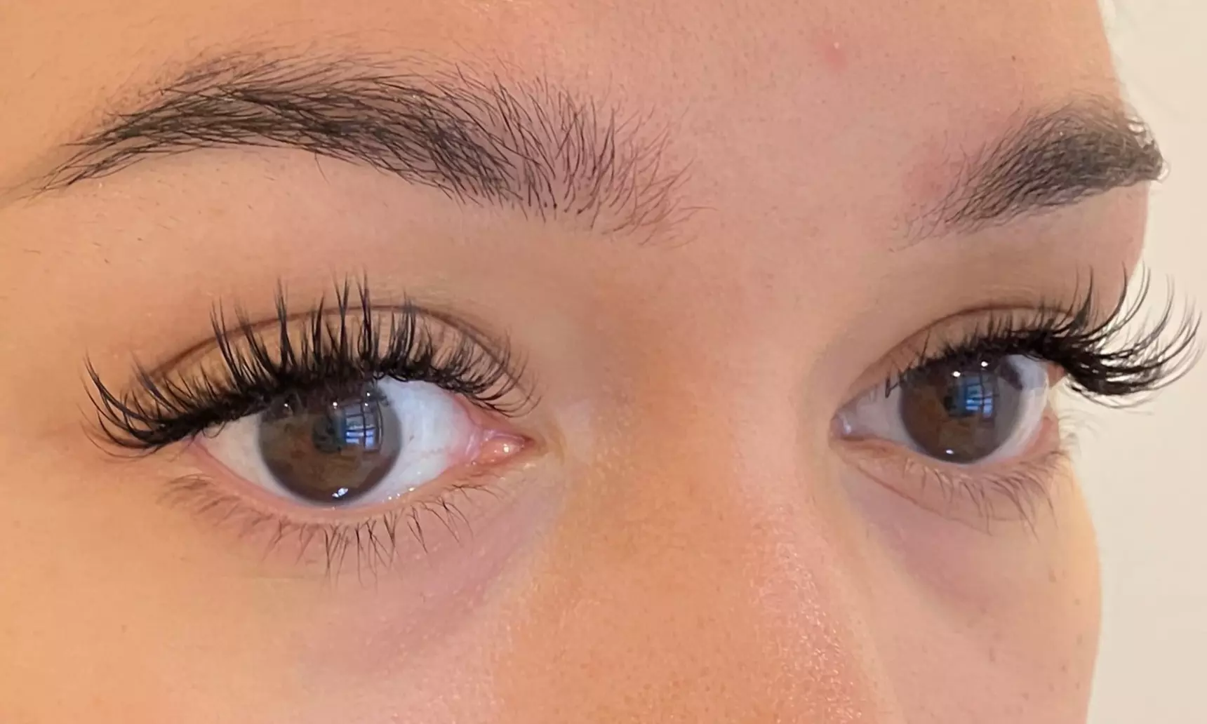 Transform Your Look: Hybrid, Volume or Sapphire Set Eyelash Extensions