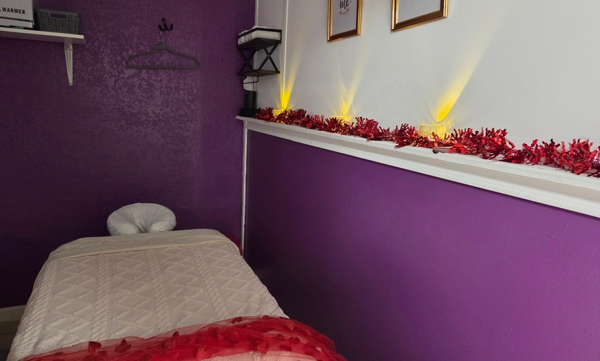 Image 5: 60 or 90 Minute Couples or Fusion Massage w/ Hot Towels and Hot stones