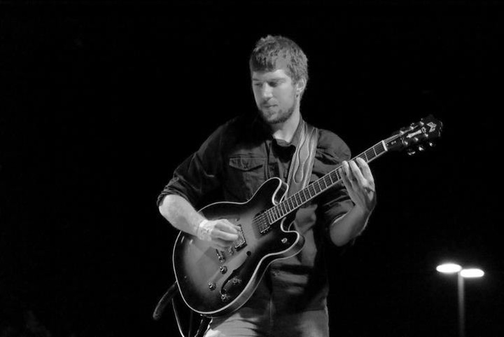 Learn Guitar or Bass with One Month of Weekly Lessons