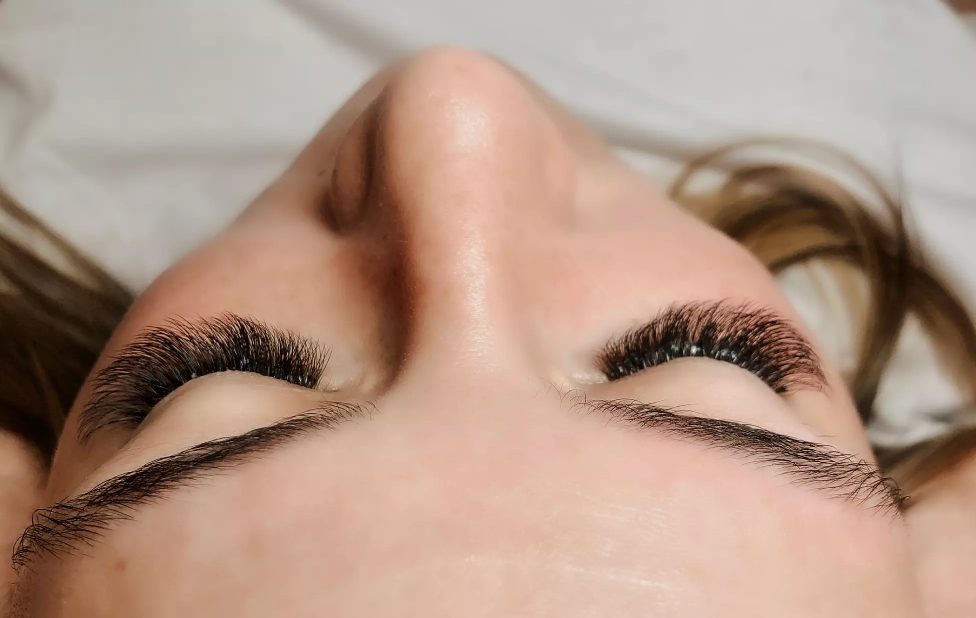 Transform Your Look with Classic, Hybrid, or Volume Eyelashes