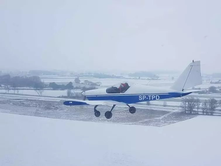 Lot samolotem ze szkoleniem, z elementami akrobacji lub w nocy w Aero Przasnysz - Image 5
