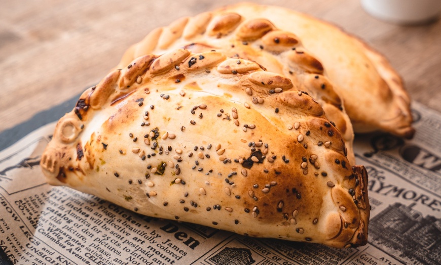 Image 1: Menú de desayuno con 2 empanadas y 1 café 