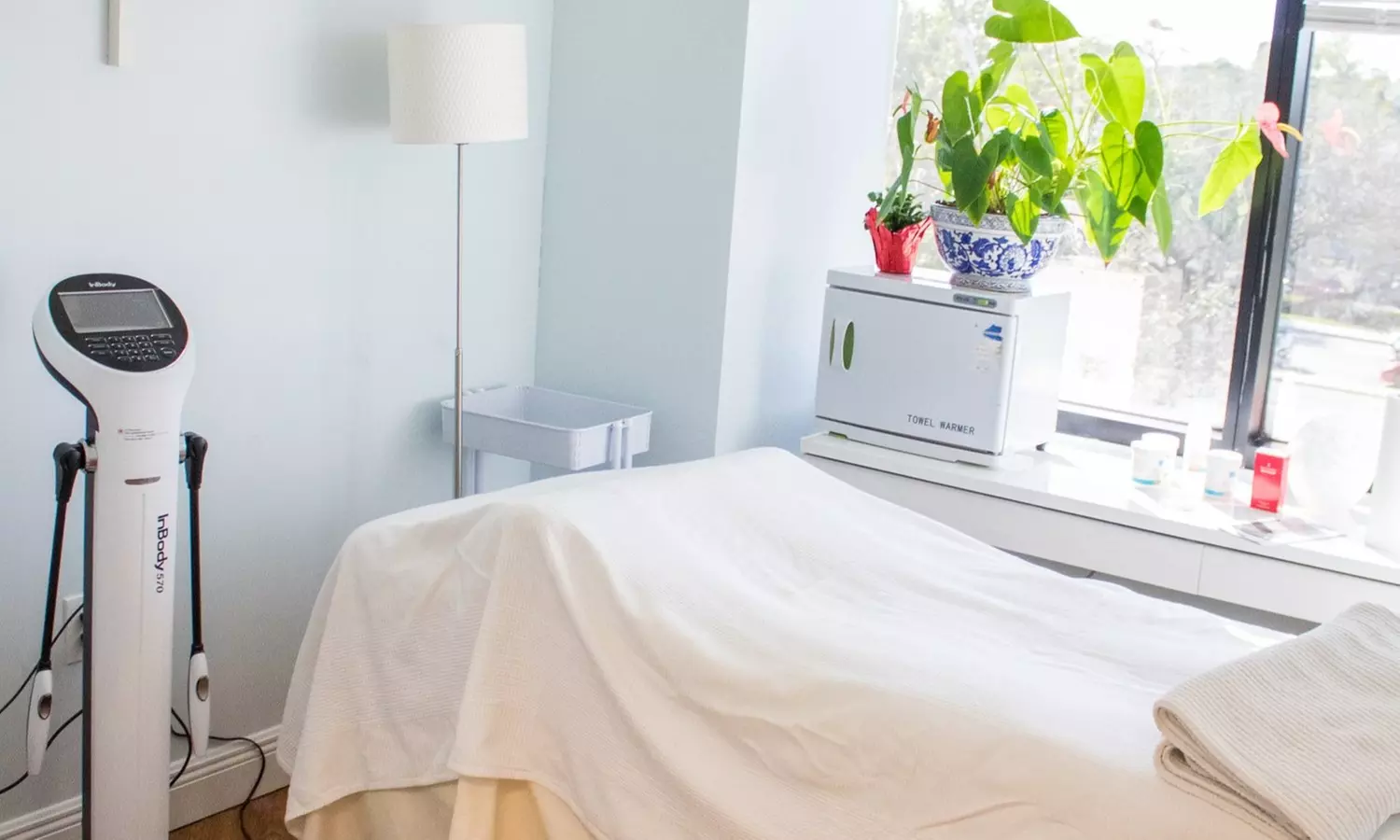 Signature, Cleansing, 8-Step, or Hydration Facial w/ Hyaluronic Acid