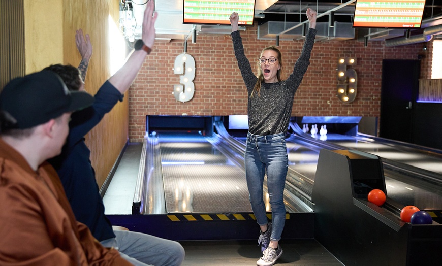 Image 3: One Hour Bowling with Pizzas