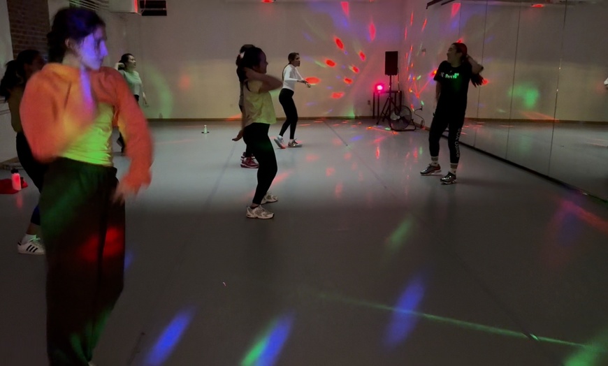 Image 2: New York's Hip-Hop Cardio Dance! 