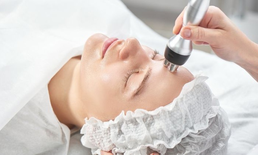 Image 10: Experience the Magic of Luxury Hydra Facial with a 6-Step Deep Cleanse