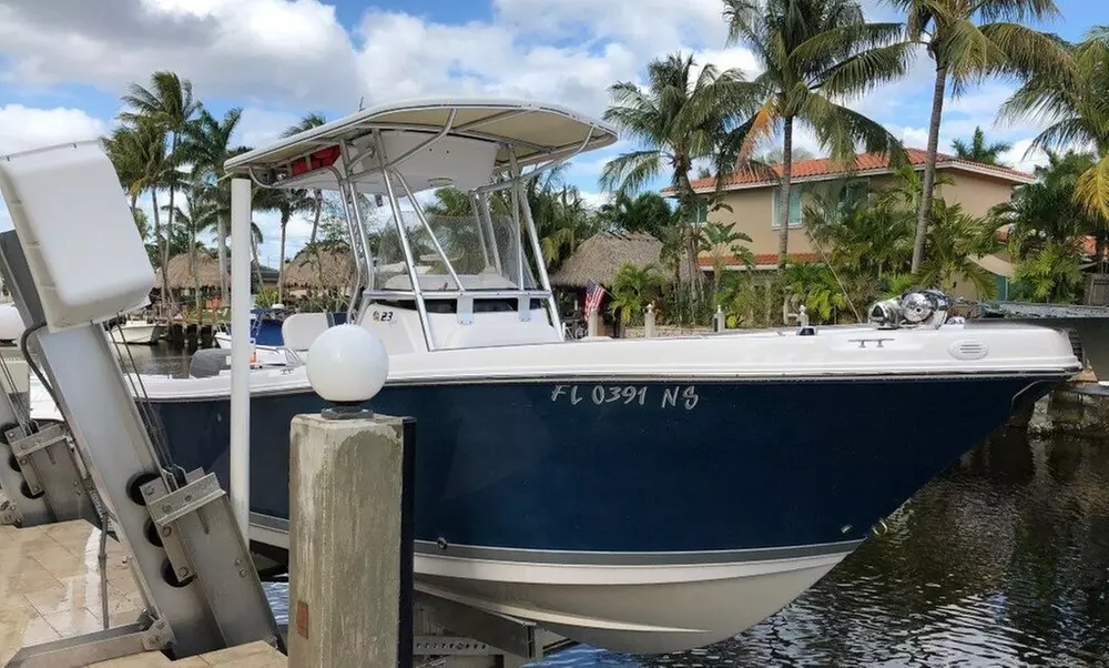 Explore the waters with JET SET BOAT CLUB's flexible rentals for up to 8 people, available weekdays and weekends, up to 40% off - Primary Image