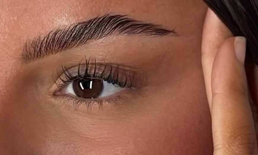 Image 5: Regard sublimé : brow lift, teinture sourcils et rehaussement cils