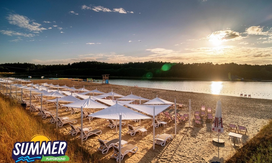 Image 2: Całodniowy wstęp na plażę, wejście na Wodny Tor Przeszkód lub Flyboard